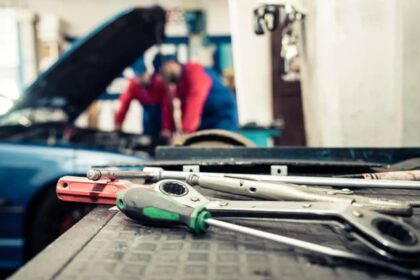 Sistema de arrefecimento de carro moderno, reservatório de expansão, radiador e tampa, em vista técnica no cofre do motor