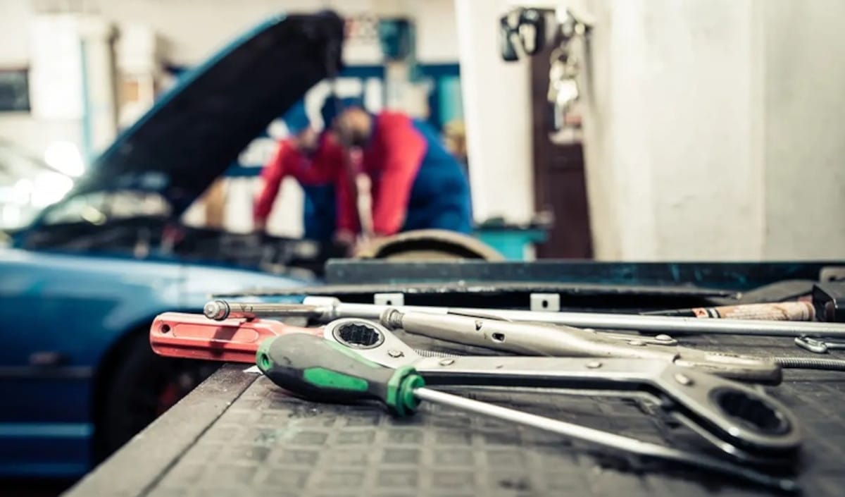 Sistema de arrefecimento de carro moderno, reservatório de expansão, radiador e tampa, em vista técnica no cofre do motor