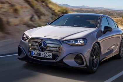 Mercedez-Benz Classe C 2027 tem jeitão de cupê e tela de quase 40