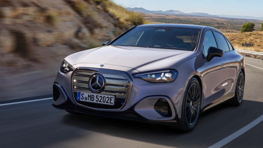 Mercedez-Benz Classe C 2027 tem jeitão de cupê e tela de quase 40