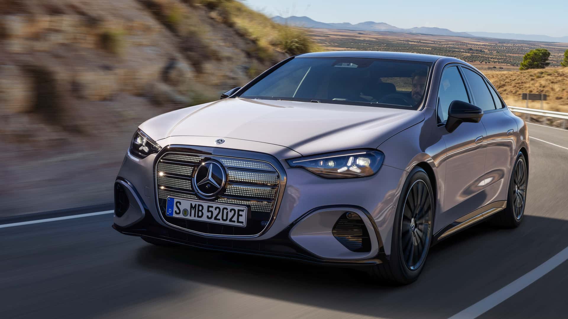 Classe C 2027 elétrico mira 760 km e painel gigante