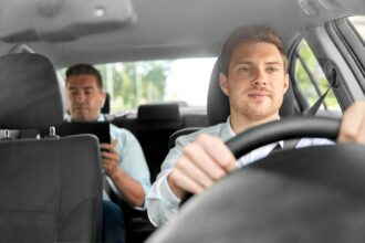 Plenário da Câmara dos Deputados em Brasília, com foco na tribuna e ambiente legislativo