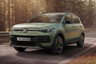 Volkswagen Taigun reestilizado, vista frontal 3/4, com nova assinatura de LED na grade e faróis redesenhados