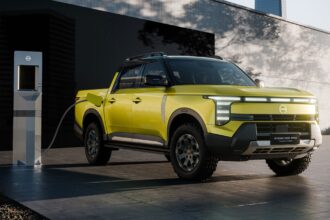 Nissan Frontier Pro PHEV prata, vista frontal 3/4 em estúdio, com destaque para grade, faróis e porte de picape média-grande
