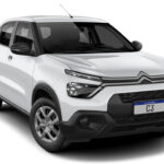 Citroën C3 2026 branco, vista frontal 3/4 em ambiente urbano, destacando a grade e os faróis