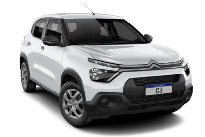 Citroën C3 2026 branco, vista frontal 3/4 em ambiente urbano, destacando a grade e os faróis