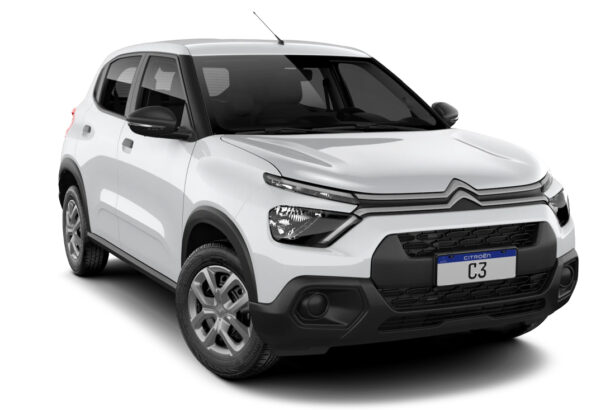 Citroën C3 2026 branco, vista frontal 3/4 em ambiente urbano, destacando a grade e os faróis