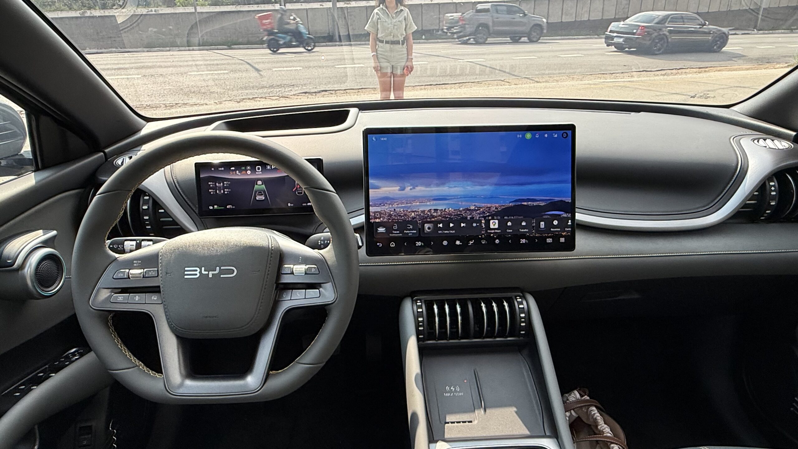 BYD Yuan Plus 2026: O que muda no elétrico de 449 cv Interior com telas ligadas do novo BYD Yuan Plus