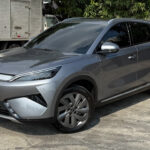 BYD Yuan Plus 2026 branco, vista frontal 3/4 em estúdio, com grade fechada, faróis de LED e rodas de 18 polegadas