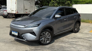 BYD Yuan Plus 2026: O que muda no elétrico de 449 cv BYD Yuan Plus 2026 branco, vista frontal 3/4 em estúdio, com grade fechada, faróis de LED e rodas de 18 polegadas