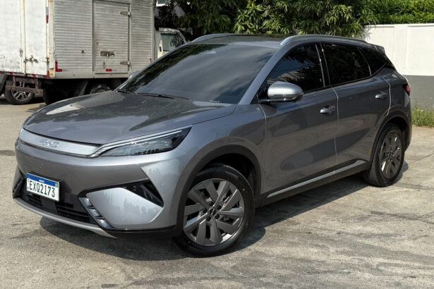 BYD Yuan Plus 2026 branco, vista frontal 3/4 em estúdio, com grade fechada, faróis de LED e rodas de 18 polegadas