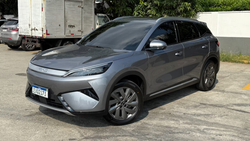 BYD Yuan Plus 2026: O que muda no elétrico de 449 cv BYD Yuan Plus 2026 branco, vista frontal 3/4 em estúdio, com grade fechada, faróis de LED e rodas de 18 polegadas