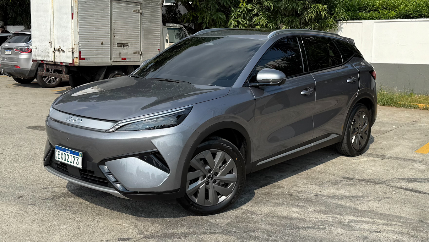 BYD Yuan Plus 2026 branco, vista frontal 3/4 em estúdio, com grade fechada, faróis de LED e rodas de 18 polegadas