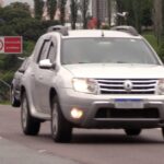 placa Mercosul em carro de passeio, com destaque para área inferior onde hoje não há município nem UF