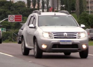 placa Mercosul em carro de passeio, com destaque para área inferior onde hoje não há município nem UF