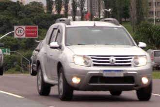 placa Mercosul em carro de passeio, com destaque para área inferior onde hoje não há município nem UF