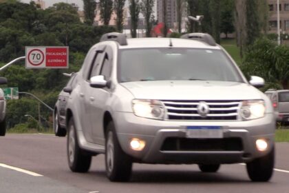 placa Mercosul em carro de passeio, com destaque para área inferior onde hoje não há município nem UF