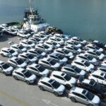 fila de SUVs importados e eletrificados em concessionária no Brasil, com BYD, GWM e Caoa Chery lado a lado