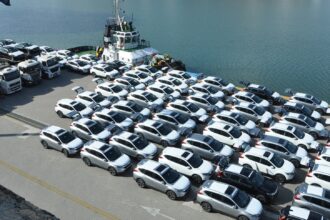 fila de SUVs importados e eletrificados em concessionária no Brasil, com BYD, GWM e Caoa Chery lado a lado