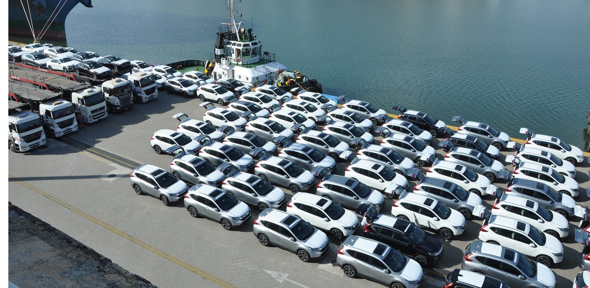 fila de SUVs importados e eletrificados em concessionária no Brasil, com BYD, GWM e Caoa Chery lado a lado