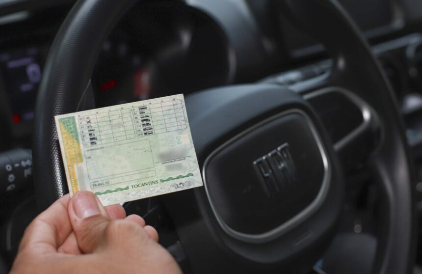 tela do app CNH do Brasil mostrando renovação automática da CNH e interface de serviços digitais