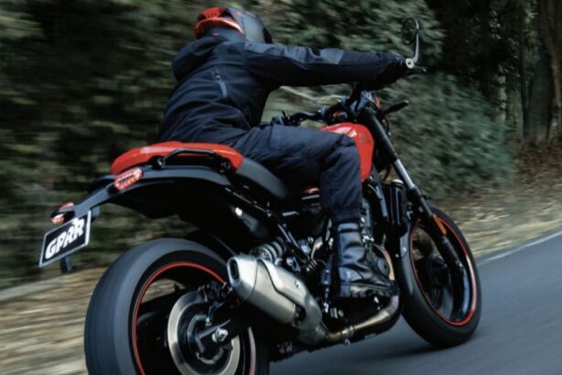 Royal Enfield Guerrilla 450 2026 em vista frontal 3/4, cor escura, foco na nova postura da versão APEX e no farol redondo