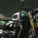 Triumph Speed Twin 1200 DGR Edition em estúdio, vista frontal 3/4, pintura especial do Distinguished Gentleman’s Ride