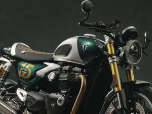 Triumph Speed Twin 1200 DGR Edition em estúdio, vista frontal 3/4, pintura especial do Distinguished Gentleman’s Ride