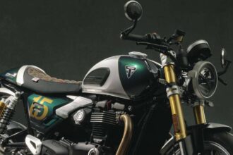 Triumph Speed Twin 1200 DGR Edition em estúdio, vista frontal 3/4, pintura especial do Distinguished Gentleman’s Ride