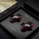 Tesla Model X Plaid com portas traseiras abertas, mostrando cabine e banco da terceira fileira