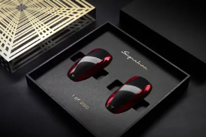 Tesla Model X Plaid com portas traseiras abertas, mostrando cabine e banco da terceira fileira