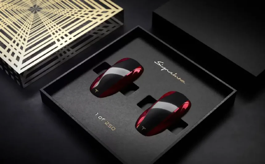 Tesla Model X Plaid com portas traseiras abertas, mostrando cabine e banco da terceira fileira