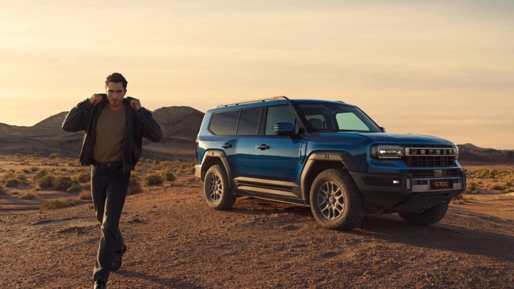 Jetour G700 em vista lateral oficial mostrando porte de jipão off-road