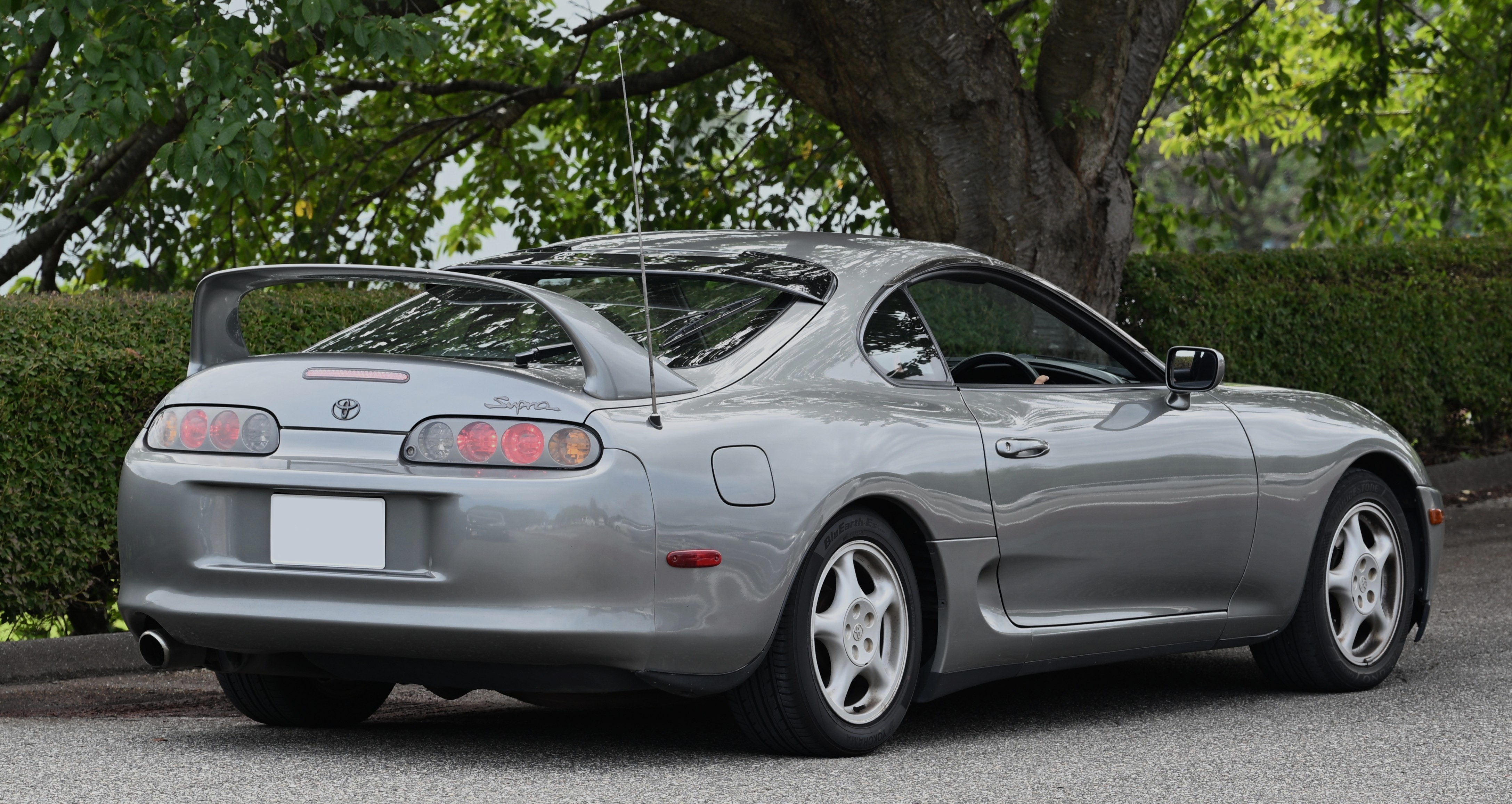 Toyota Supra MK4 vista traseira com lanternas características e spoiler