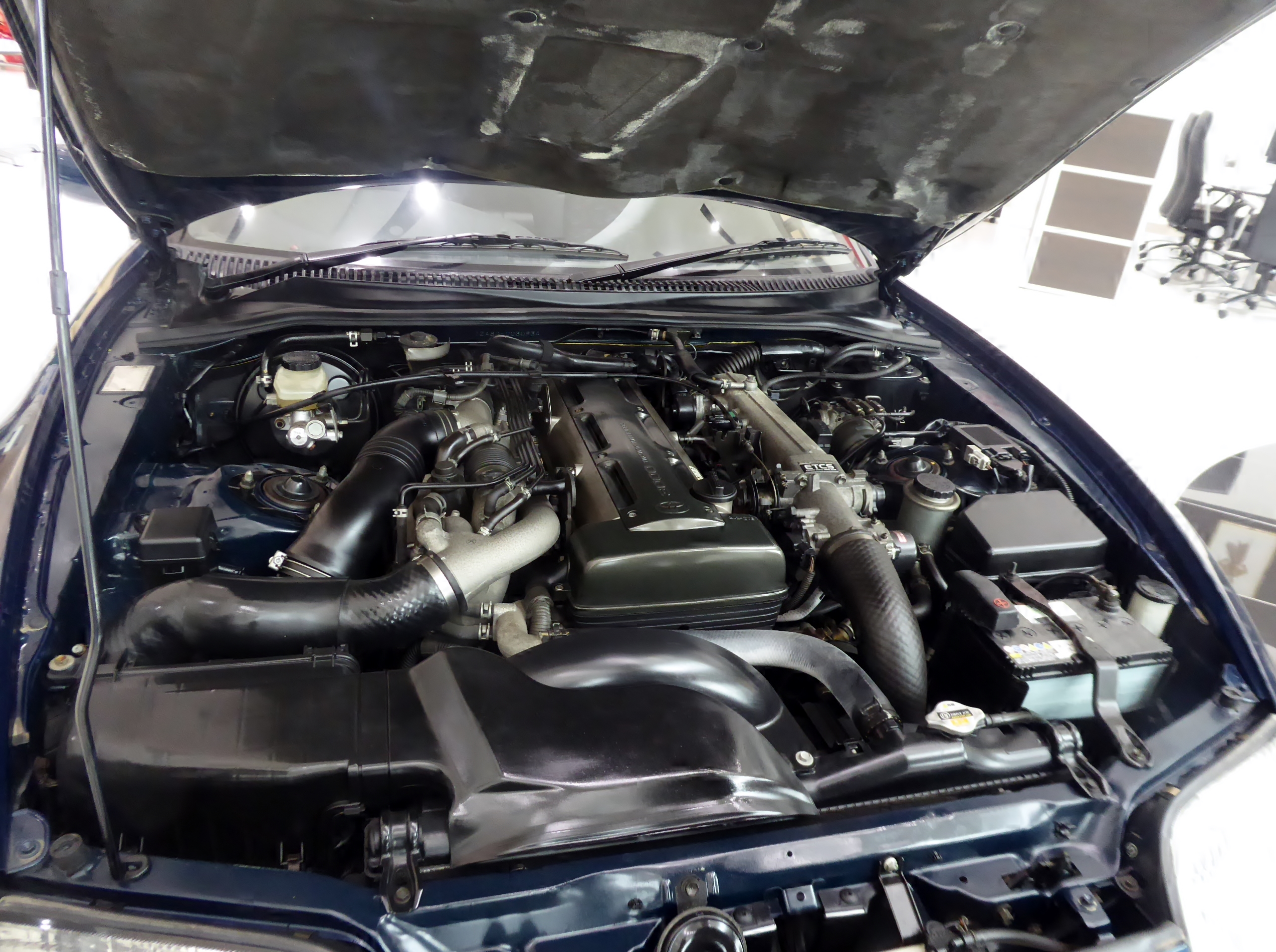 Motor 2JZ-GTE do Toyota Supra MK4 no compartimento do motor