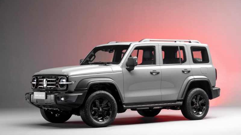 GWM Tank 300 PHEV flex em vista lateral mostrando o porte off-road do SUV