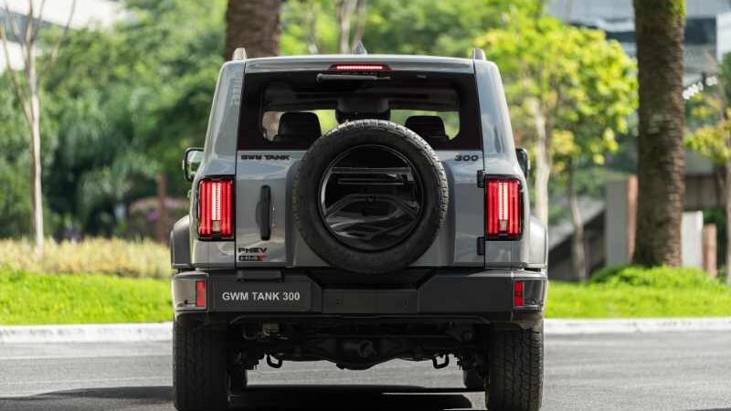 GWM Tank 300 PHEV flex em ângulo traseiro destacando design e dimensões