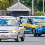 Carros de autoescola em pista de prova prática do Detran para CNH