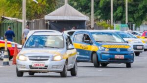 Carros de autoescola em pista de prova prática do Detran para CNH