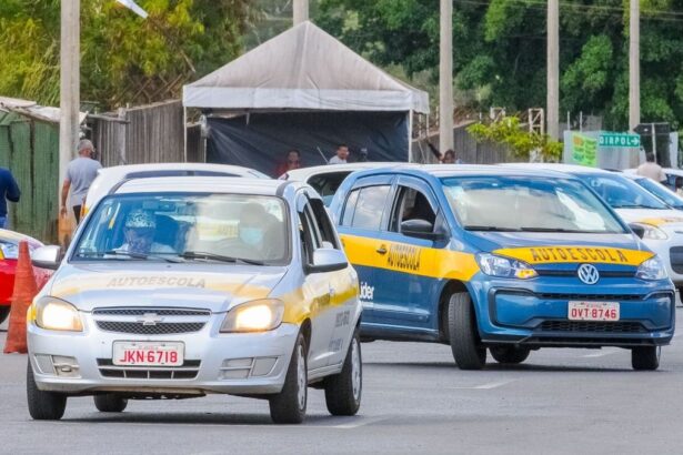 Carros de autoescola em pista de prova prática do Detran para CNH