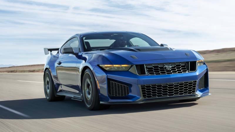 Ford Mustang Dark Horse SC 2026 vermelho em pista, vista frontal 3/4 dinâmica