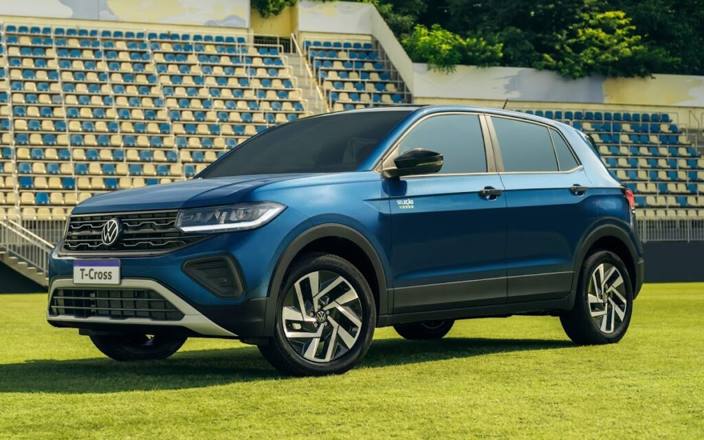 T-Cross 2026 em três quartos dianteiro, mostrando o perfil elevado e as rodas de liga leve