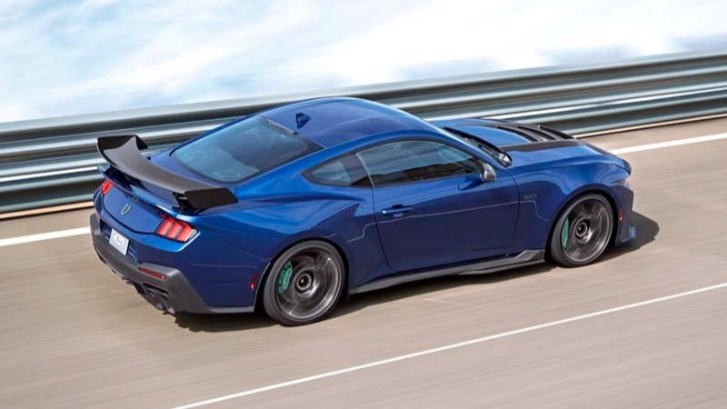 Ford Mustang Dark Horse SC 2026 azul com Track Pack, vista frontal 3/4