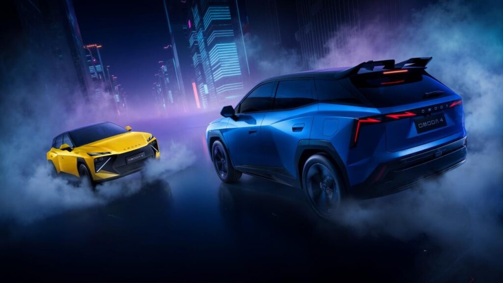 Omoda 4 azul e amarelo em vista traseira três quartos em cenário cyber-mecha com fumaça