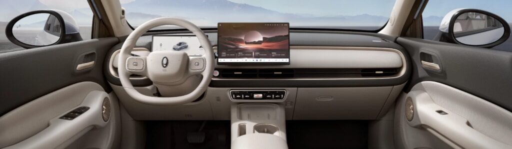 Cockpit panorâmico do GWM Ora 05 com tela central e painel digital integrado