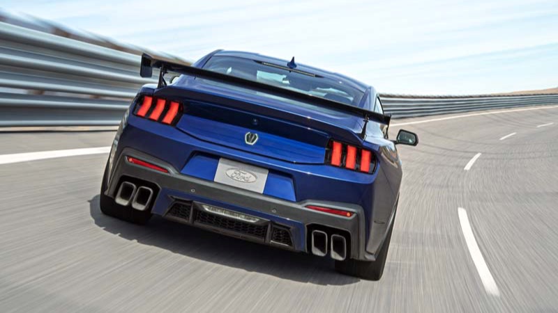 Ford Mustang Dark Horse SC 2026 vista traseira 3/4 mostrando asa de fibra de carbono