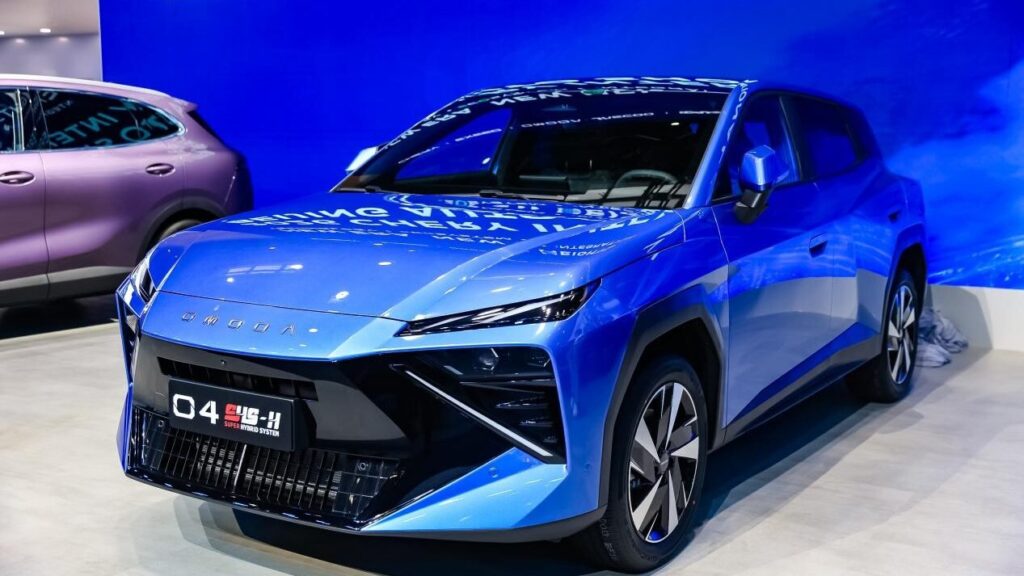 Omoda 4 SHS-H azul exposto no estande do Salão de Pequim 2026