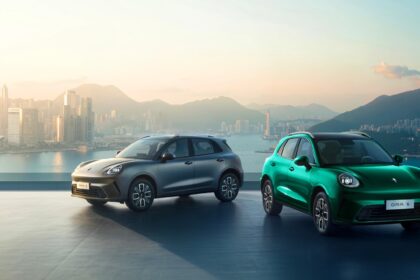 GWM Ora 05 em vista frontal 3/4 — SUV elétrico que ganhará versões flex e híbridas no Brasil