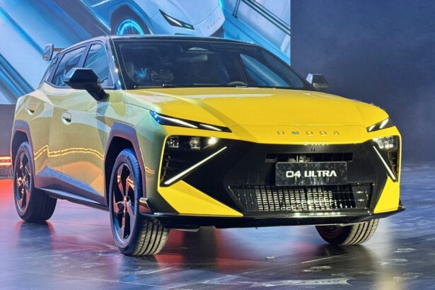 Omoda 4 Ultra amarelo em vista frontal — SUV híbrido que chega ao Brasil em 2026