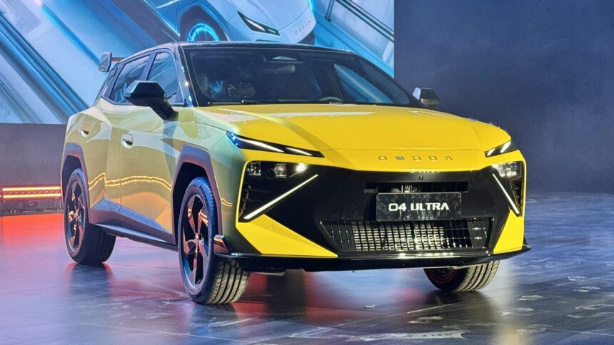 Omoda 4 Ultra amarelo em vista frontal — SUV híbrido que chega ao Brasil em 2026